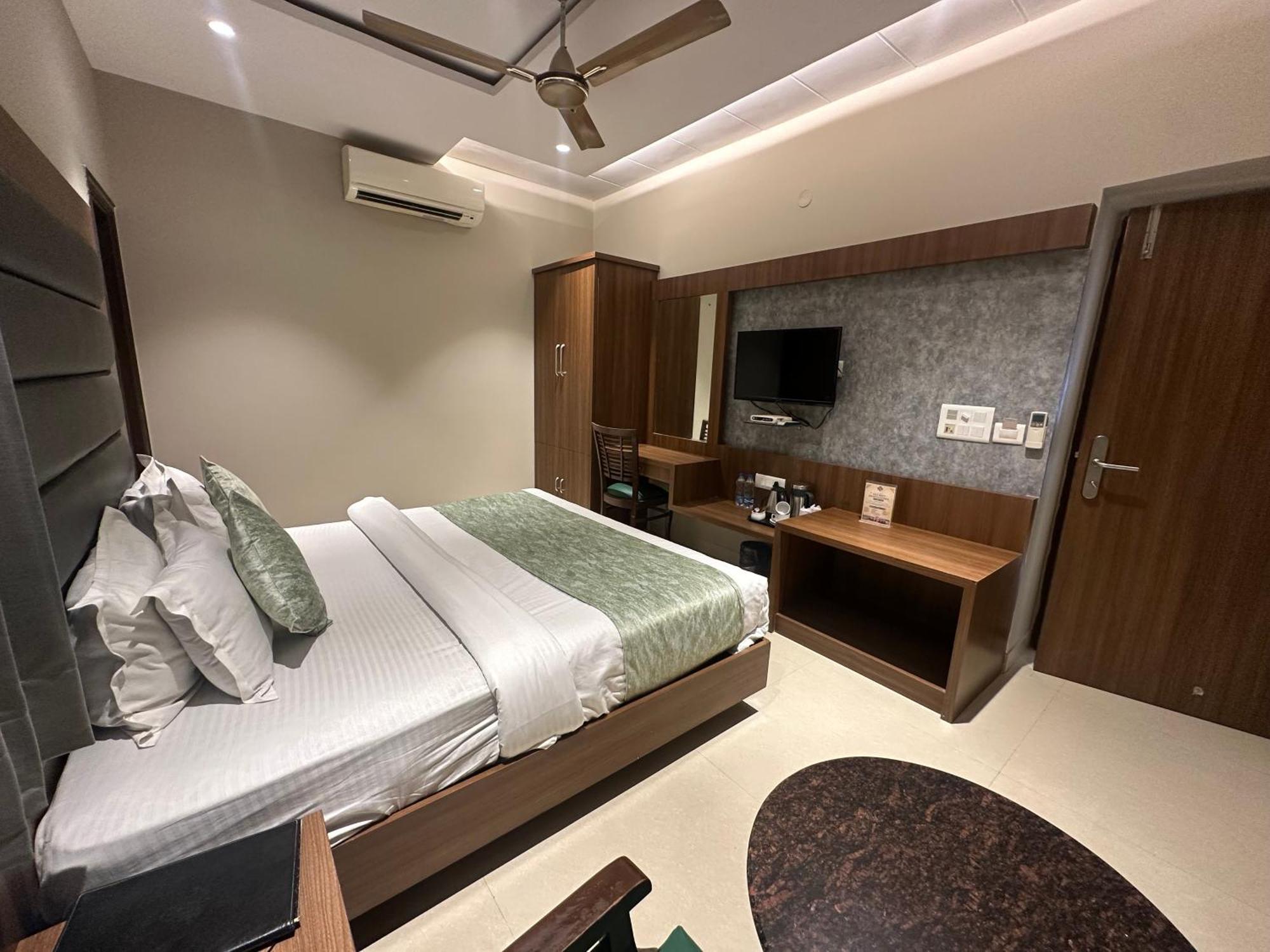 Hotel Amritsar International 2 Min Walk From Amritsar Bus Stand ภายนอก รูปภาพ