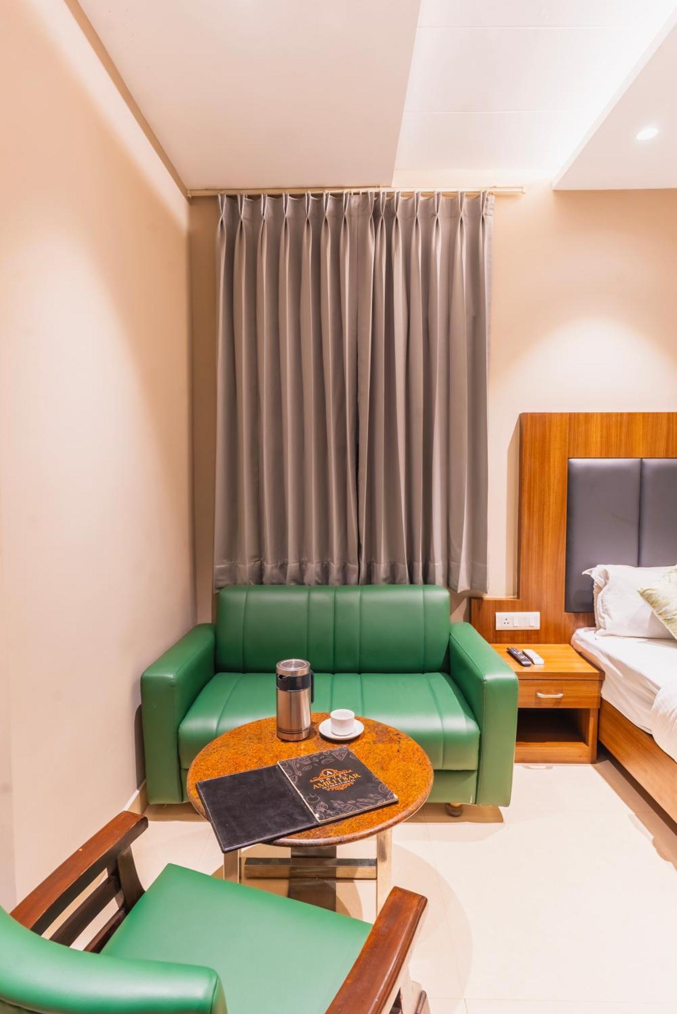 Hotel Amritsar International 2 Min Walk From Amritsar Bus Stand ภายนอก รูปภาพ