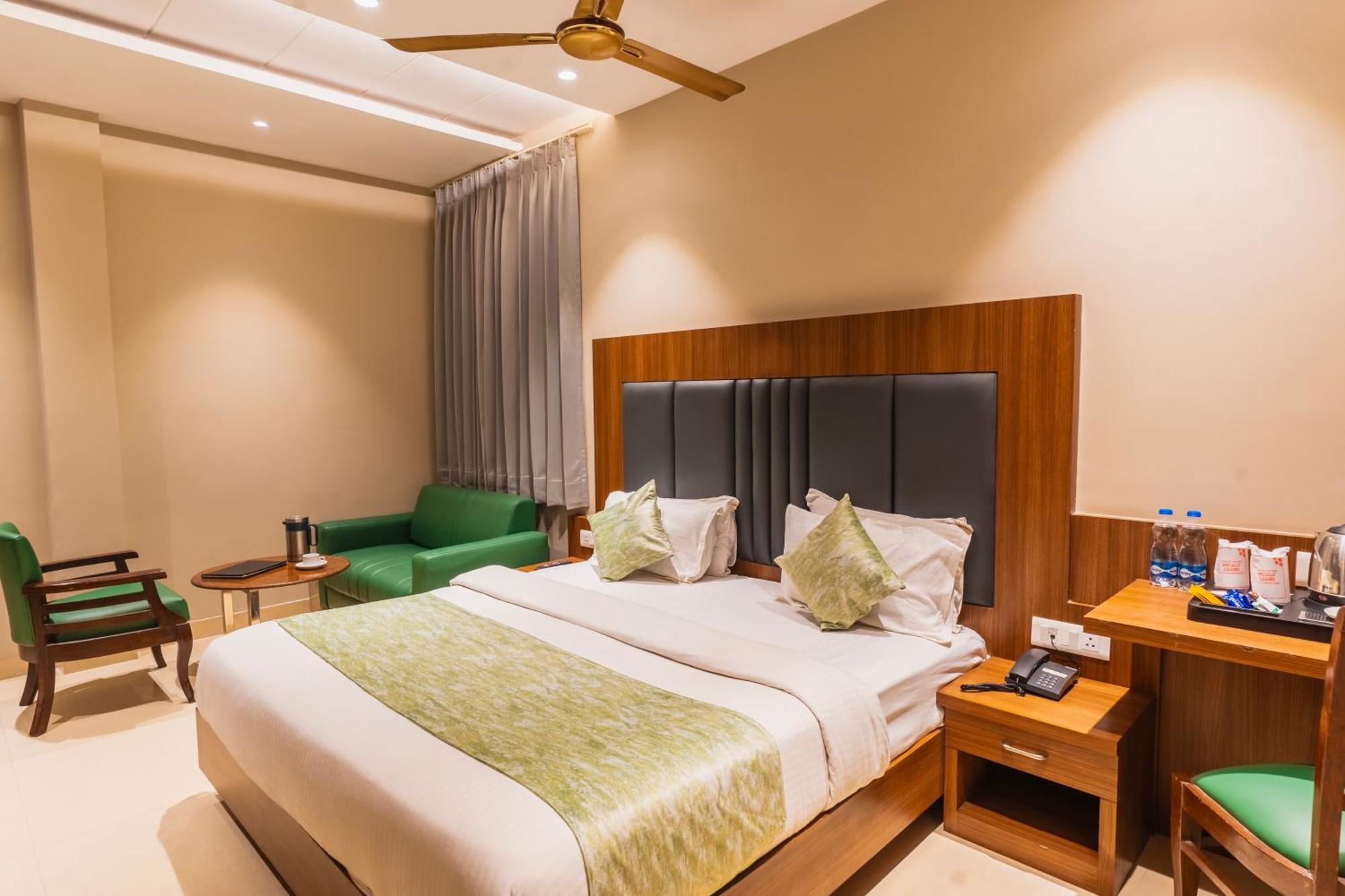 Hotel Amritsar International 2 Min Walk From Amritsar Bus Stand ภายนอก รูปภาพ