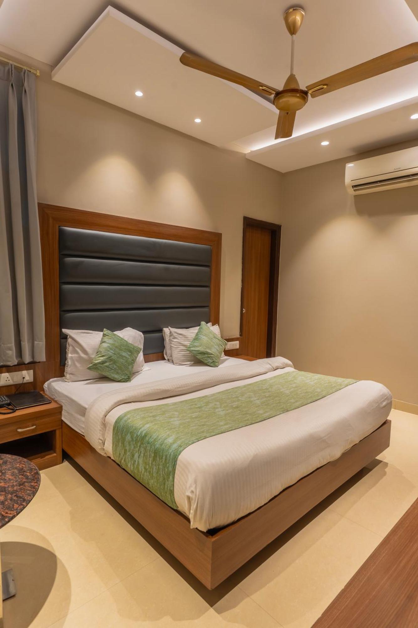 Hotel Amritsar International 2 Min Walk From Amritsar Bus Stand ภายนอก รูปภาพ